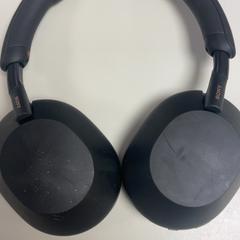 Auriculares sony, segundo informou Pathé Tuschinski usando iLost