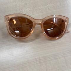 Des lunettes de soleil, a été signalé par IKEA Liège utilisant iLost