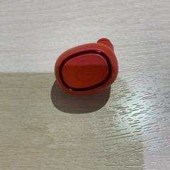 Bezdrátová sluchátka 赤, jak nahlášeno IKEA渋谷 pomocí iLost