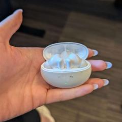 Headphones, as reported by Inntel Hotels Utrecht Centre using iLost