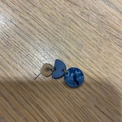 İLost kullanarak Designer Outlet Roosendaal tarafından bildirildiği gibi Küpe Blauw hanger