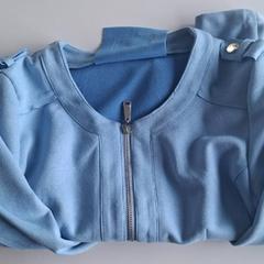 Chaqueta Lichtblauw, ha sido reportado por TheaterHangaar con iLost