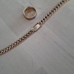 Karkötő & Gyűrű Couleur Or, amint azt IKEA Rouen Tourville-La-Rivière az iLost segítségével jelentette.