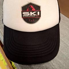 Boné de baseball Noire et blanche, como reportado por IKEA Grenoble utilizando o iLost