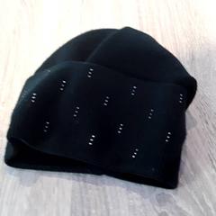 Beanie Zwart met glitter, amint azt EBS Tramplein az iLost segítségével jelentette.
