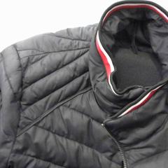 Giacca zwart, come riportato da Walibi Holland utilizzando iLost