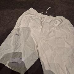 Shorts white, som rapportert av The Dominican ved bruk av iLost