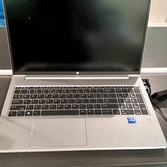 Laptop HP Zilverkleur, met oplader en zwarte tas, zoals gemeld door Breng Nijmegen met iLost