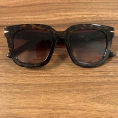 Eguzkitako betaurrekoak, gisa salatu by Pathé Zaandam iLost erabiliz