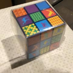 İLost kullanarak MEININGER Hotel Amsterdam City West tarafından bildirildiği gibi Rubik küpü toy