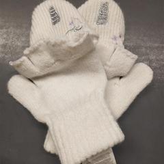 Handskar bílé s jednorožcem, rapporterat av IKEA Brno med iLost