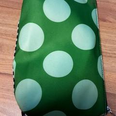 Bolsa de maquillaxe, segundo informou Qbuzz DMG usando iLost