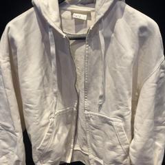 Suéter, ha sido reportado por Van der Valk Hotel Utrecht con iLost