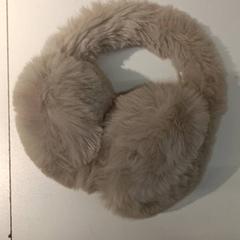 귀마개 Beige fluffy, iLost를 사용하여 IKEA Groningen에 보고됨