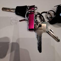 المفاتيح Met roze flesopener، كما تم الإبلاغ عنه بواسطة IKEA Wilrijk عبر iLost