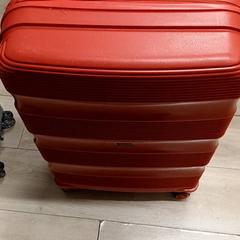 スーツケース Red suitcase がiLostで Grand Hotel Amrâth Amsterdam によって報告されました