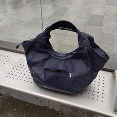 Blauwe tas met vest، كما تم الإبلاغ عنه عبر iLost