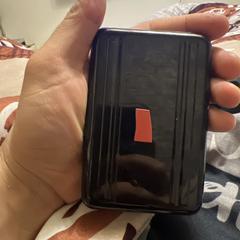 Een zwarte houder voor geheugenkaarten, amint azt az iLostnak jelentették.