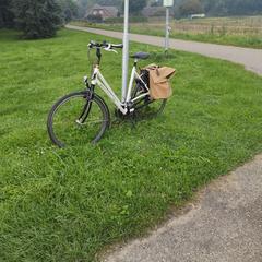 damesfiets batavus wit met bruine zadeltassen, iLost에 보고됨