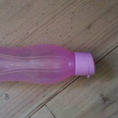Butelka wody roze tupperware, zgłoszono przez Spoorwegmuseum przy użyciu iLost