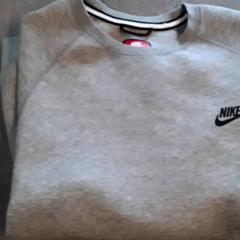 Grijze sweater がiLostで Ziekenhuis Oost-Limburg によって報告されました