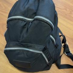 Hátizsák, amint azt GVB az iLost segítségével jelentette.