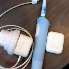 Hortzetako eskuila & Kargagailua & Airpods, gisa salatu by Leonardo Royal Hotel Amsterdam iLost erabiliz