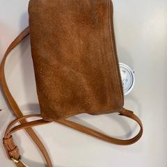 Tasje Suede lichtbruin, ha sido reportado por Gemeente Ede con iLost