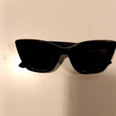 Occhiali da sole, come riportato da Arriva Limburg Noord utilizzando iLost