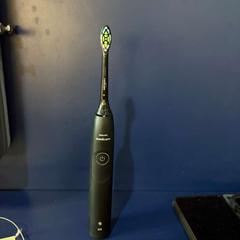 Elektrische zahnbürste black, gemeldet von MEININGER Hotel Munich Olympiapark über iLost