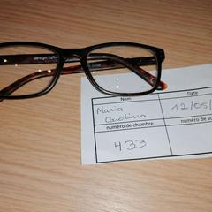 Bicchieri brown, come riportato da The Dominican utilizzando iLost