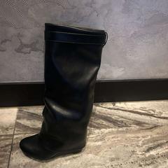 Stivali laars, come riportato da Van der Valk Hotel Amsterdam-Amstel utilizzando iLost