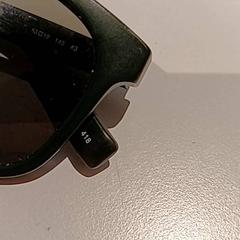 Des lunettes de soleil, a été signalé par De Efteling utilisant iLost