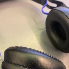 Hodetelefoner Zwart/blauw, som rapportert av Eindhoven Airport ved bruk av iLost