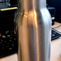 Metalen drinkfles, jak nahlášeno TU/e - Receptie Gemini noord pomocí iLost