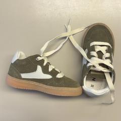 Zapatos kinder groen, ha sido reportado por Burgers' Zoo con iLost