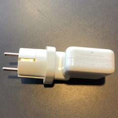 Adattatore White, found on the table at the canteen, come riportato da MEININGER Hotel Salzburg City Center utilizzando iLost