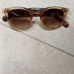 Ulleres de sol, segons ha informat Qbuzz GD Groningen Peizerweg mitjançant iLost