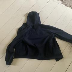 Blauw regenjack, como reportado ao iLost
