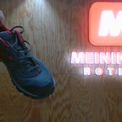 Sneaker & Hiking boots grey, inside pink, as reported by MEININGER Hotel Innsbruck Zentrum using iLost