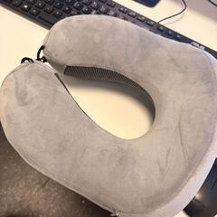 İLost kullanarak Ramada by Wyndham Amsterdam Airport Schiphol tarafından bildirildiği gibi Yastık grey airplane