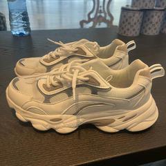 Schoenen wit, zgłoszono przez Van der Valk Hotel Amsterdam-Amstel przy użyciu iLost