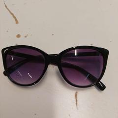 Gafas de sol zwart, ha sido reportado por Avonturenpark Hellendoorn con iLost