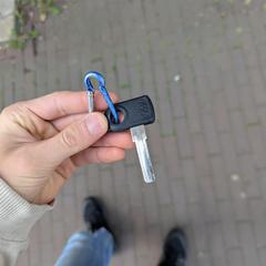 Fietssleutel AXA met blauwe clip, segundo informou a iLost