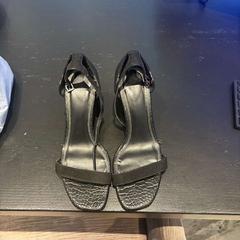 Tacones, ha sido reportado por Van der Valk Hotel Amsterdam-Amstel con iLost