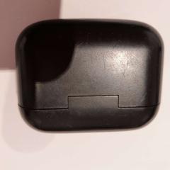 Etui airpods noir, a été signalé par TCL utilisant iLost