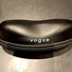 علبة نظارات مع نظارات Rode montuur، كما تم الإبلاغ عنه بواسطة Universiteit Gent - Faculteitsbibliotheek LW عبر iLost