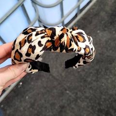 Banda para a cabeza Luipaard print haarband, segundo informou Schaatsbaan Rotterdam usando iLost