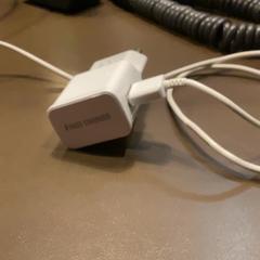 Electrónica White fast charger type c, ha sido reportado por MEININGER Hotel Brussels City Center con iLost