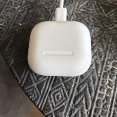 Witte Airpodscase (zonder oortjes), iLost에 보고됨